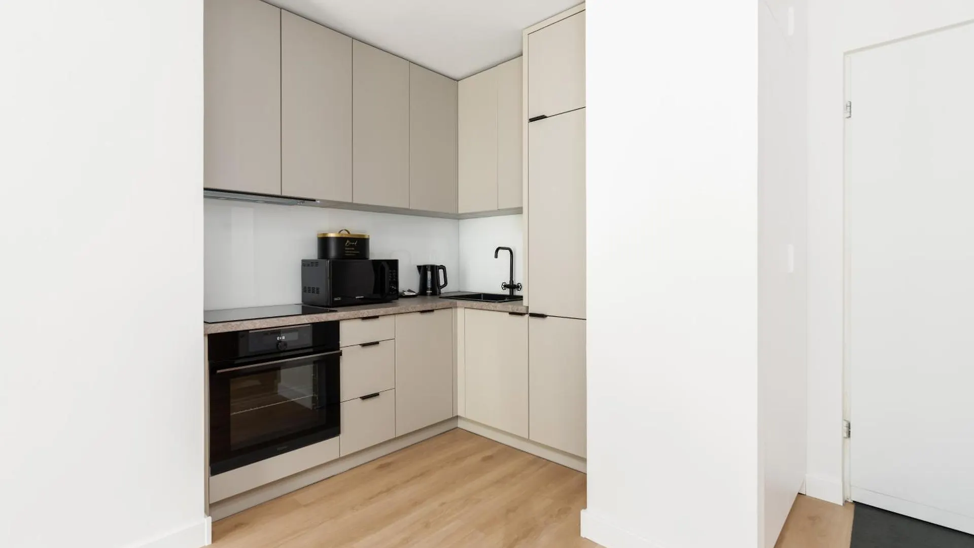 Cozy Black & White Studio In City Center With Free Garage Poznan By Noclegi Renters 0*,