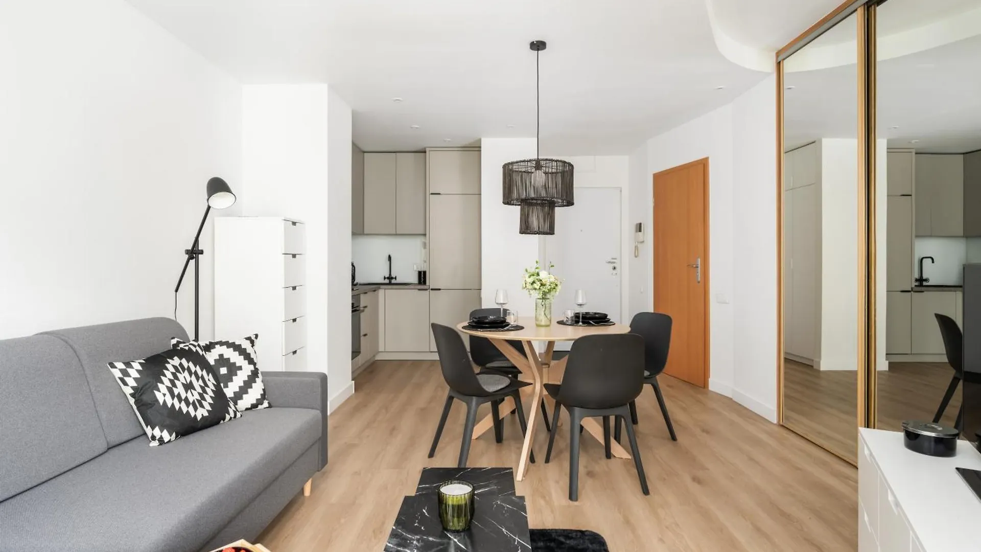 Cozy Black & White Studio In City Center With Free Garage Poznan By Noclegi Renters