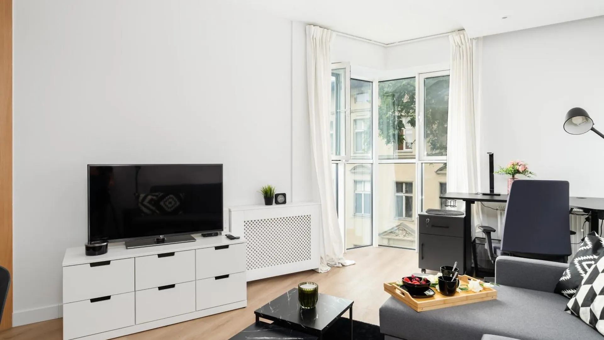 Cozy Black & White Studio In City Center With Free Garage Poznan By Noclegi Renters 0*,