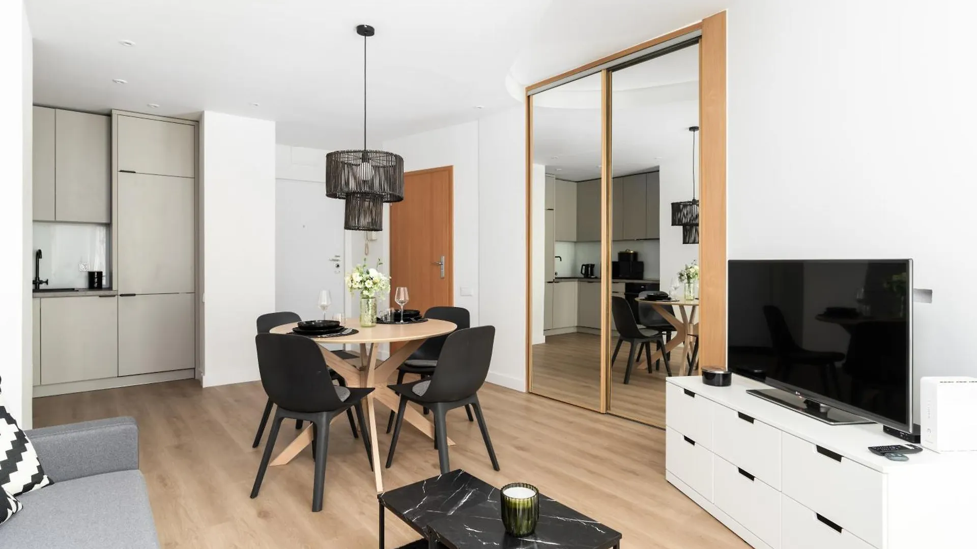 Cozy Black & White Studio In City Center With Free Garage Poznan By Noclegi Renters Polska