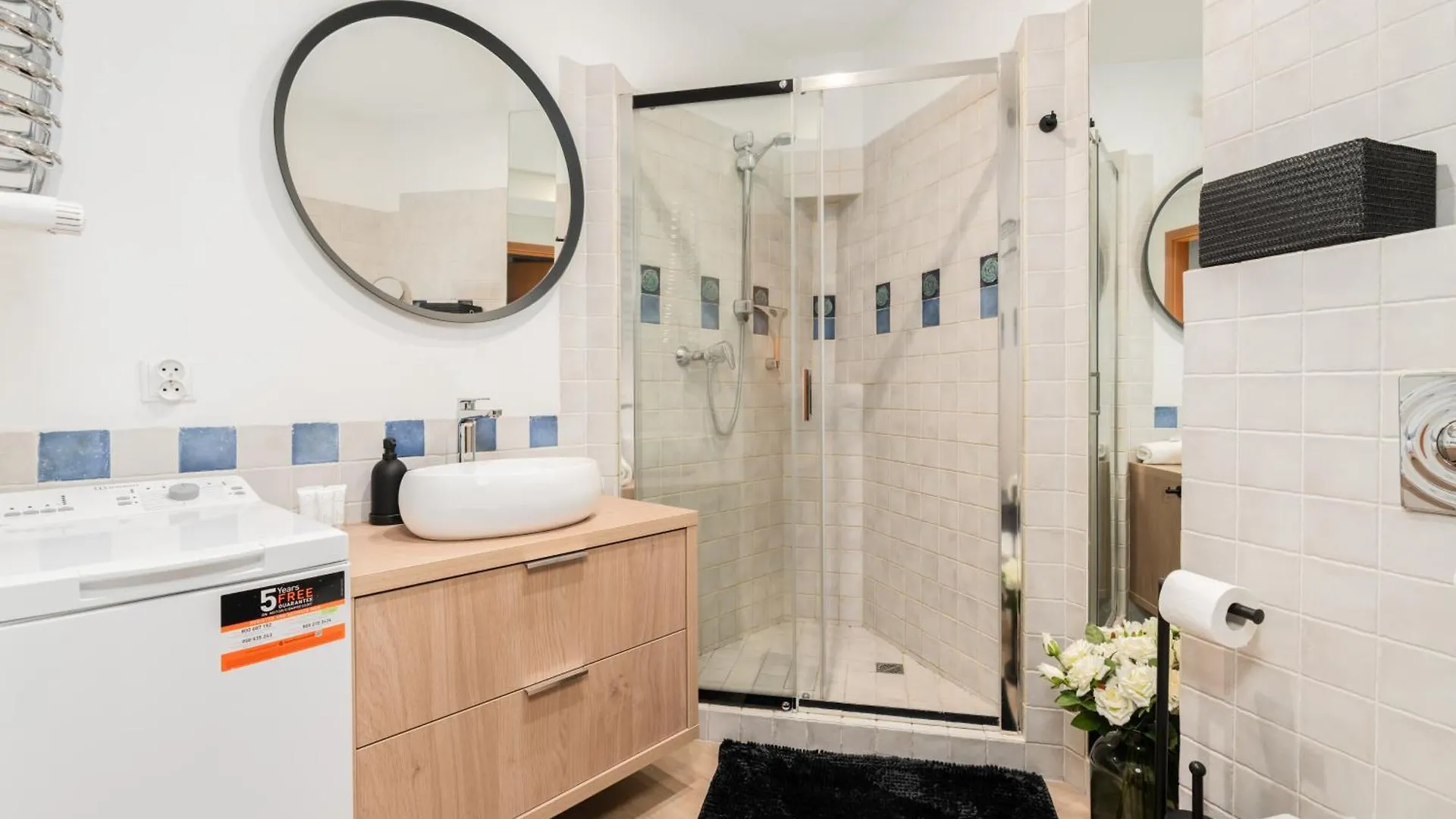 Cozy Black & White Studio In City Center With Free Garage Poznan By Noclegi Renters 0*,  Polska